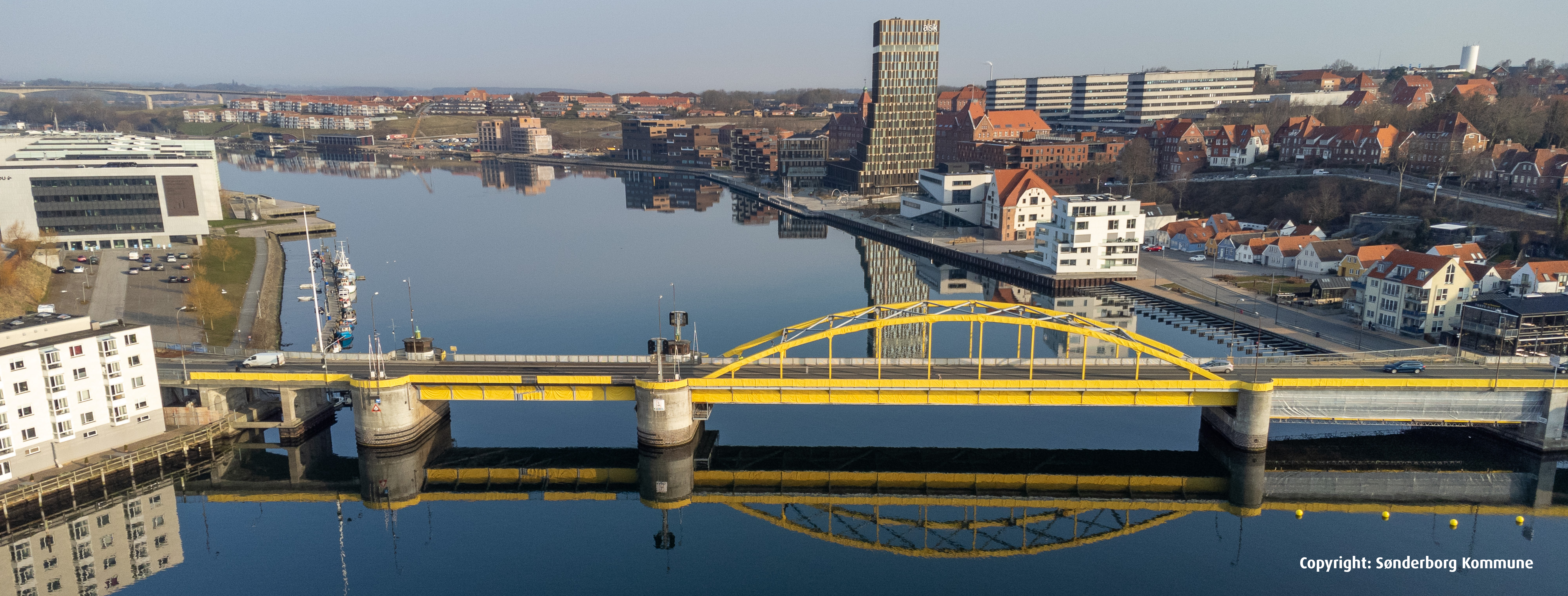 Alssund og Chr. den X bro pyntet i gult